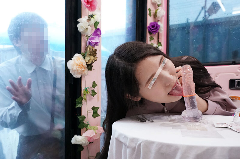 一般男女モニタリングAV×マジックミラー便コラボ企画 愛する夫の目の前で路上NTR!清楚な人妻が「お口だけでコンドーム装着」に挑戦!ノーハンドでデカチンを咥えたご無沙汰妻のオマ○コは欲しがり汁が溢れ出す!旦那の目の前で寝取って最後はゴムを外して生中出し! 公式サンプル 3